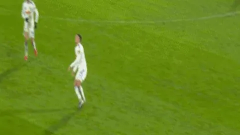 科比雕像前缅怀往昔，32岁欧文刮须重返湖人赛场：再现少年英姿